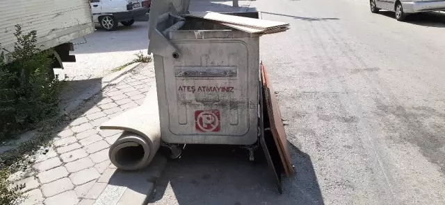 Çöpten topladığı tahta, sünger ve parkelerden baza yapıp satıyor Çöpten topladığı tahta, sünger ve parkelerden baza yapıp satıyor