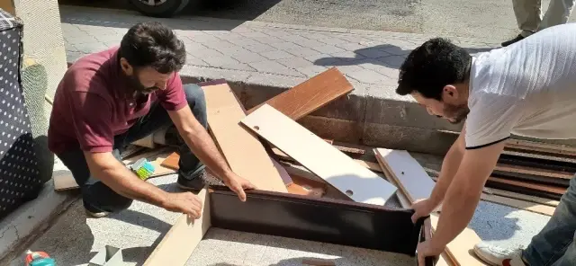 Çöpten topladığı tahta, sünger ve parkelerden baza yapıp satıyor Çöpten topladığı tahta, sünger ve parkelerden baza yapıp satıyor