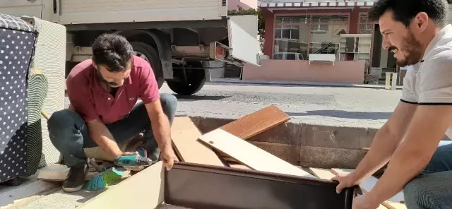 Çöpten topladığı tahta, sünger ve parkelerden baza yapıp satıyor Çöpten topladığı tahta, sünger ve parkelerden baza yapıp satıyor