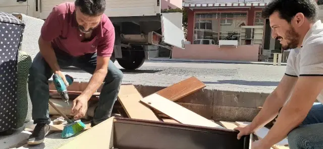 Çöpten topladığı tahta, sünger ve parkelerden baza yapıp satıyor Çöpten topladığı tahta, sünger ve parkelerden baza yapıp satıyor