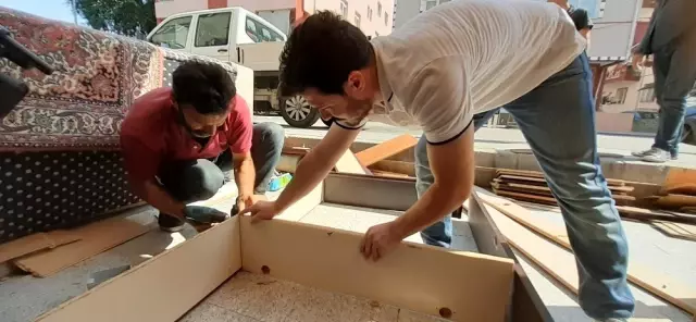 Çöpten topladığı tahta, sünger ve parkelerden baza yapıp satıyor Çöpten topladığı tahta, sünger ve parkelerden baza yapıp satıyor
