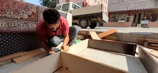 Çöpten topladığı tahta, sünger ve parkelerden baza yapıp satıyor Çöpten topladığı tahta, sünger ve parkelerden baza yapıp satıyor