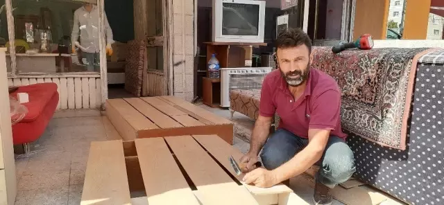 Çöpten topladığı tahta, sünger ve parkelerden baza yapıp satıyor Çöpten topladığı tahta, sünger ve parkelerden baza yapıp satıyor