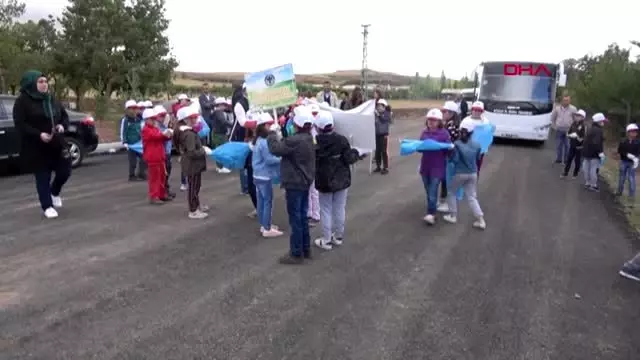 Sivas'ta öğrenciler, protokolle birlikte çöp topladı