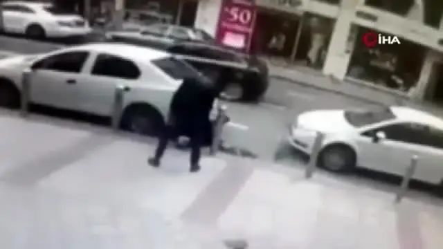 Kocaeli'nde bir gencin silahlı saldırıya uğrama anı güvenlik kameraları tarafından kaydedildi Kocaeli'nde bir gencin silahlı saldırıya uğrama anı güvenlik kameraları tarafından kaydedildi