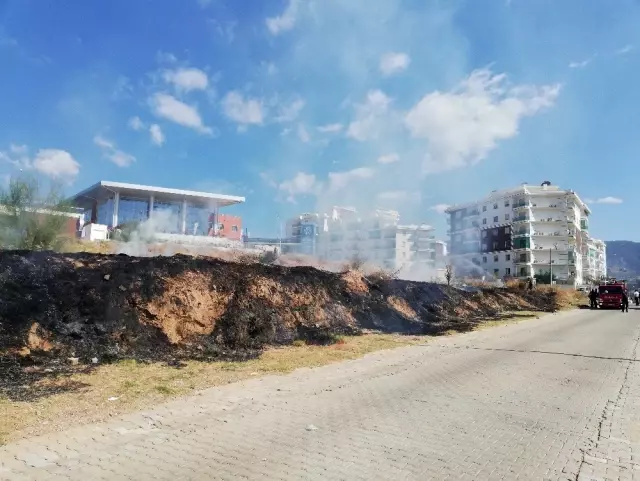 Spor tesisi önündeki yangın korkuttu Spor tesisi önündeki yangın korkuttu