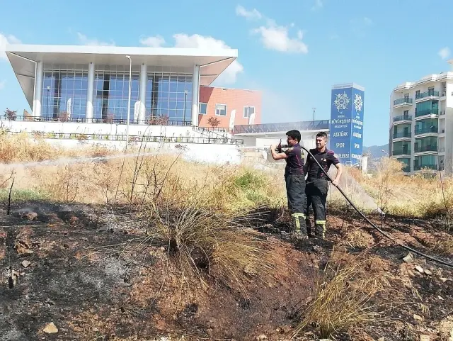 Spor tesisi önündeki yangın korkuttu Spor tesisi önündeki yangın korkuttu