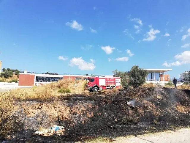 Spor tesisi önündeki yangın korkuttu Spor tesisi önündeki yangın korkuttu