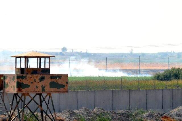 Terör örgütü YPG sınırın sıfır noktasında mevzilendi