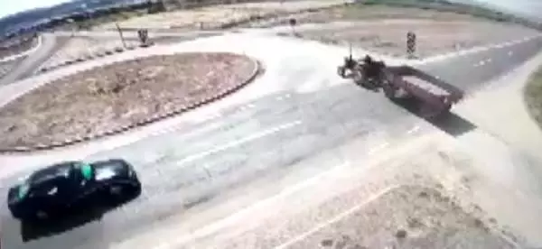 Traktör römorkuna çarpan otomobildeki çiftin öldüğü kaza kamerada