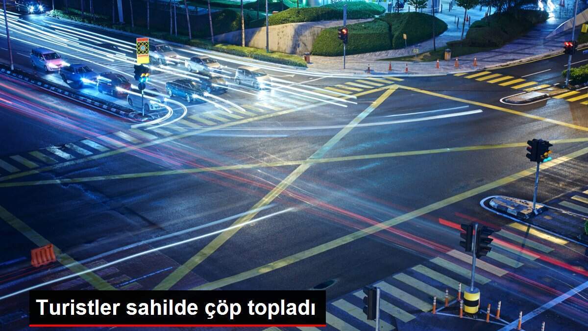Turistler sahilde çöp topladı