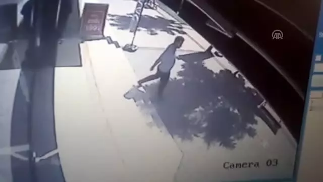 Adana'da iş yerinin camını kıran kişi gözaltına alındı Adana'da iş yerinin camını kıran kişi gözaltına alındı
