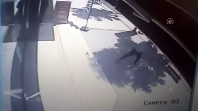 Adana'da iş yerinin camını kıran kişi gözaltına alındı Adana'da iş yerinin camını kıran kişi gözaltına alındı