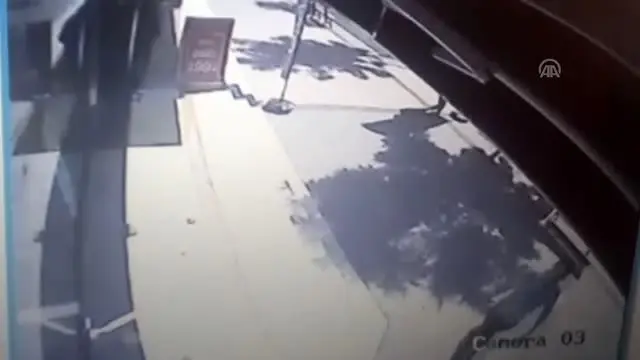 Adana'da iş yerinin camını kıran kişi gözaltına alındı Adana'da iş yerinin camını kıran kişi gözaltına alındı