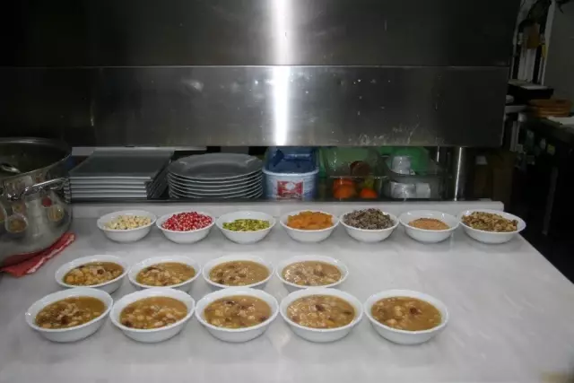 Aşure ustaları işin püf noktalarını anlattı Aşure ustaları işin püf noktalarını anlattı