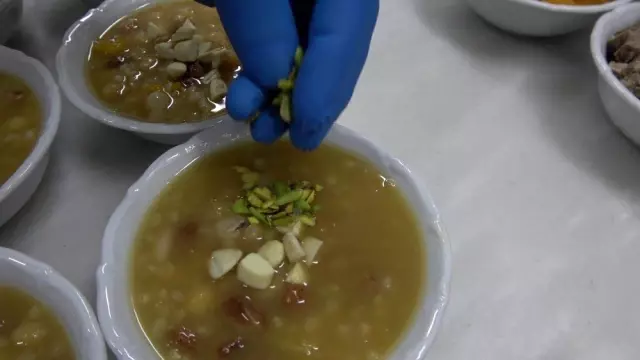 Aşure ustaları işin püf noktalarını anlattı Aşure ustaları işin püf noktalarını anlattı