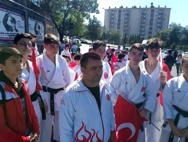 Bakan Kasapoğlu gençlerle beraber yürüdü