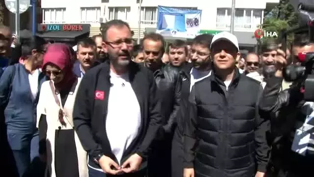 Bakan Kasapoğlu gençlerle beraber yürüdü