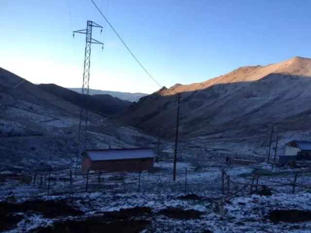 Bayburt'un yüksek kesimlerine kar yağdı