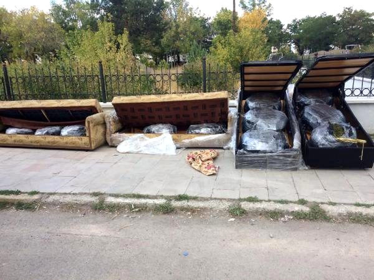 Nakliye firmasının taşıdığı baza ve kanepeden 105 kilo esrar çıktı