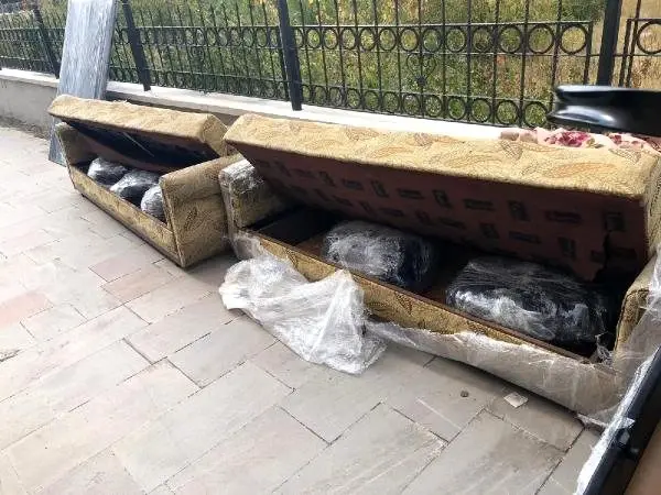 Nakliye firmasının taşıdığı baza ve kanepeden 105 kilo esrar çıktı Nakliye firmasının taşıdığı baza ve kanepeden 105 kilo esrar çıktı
