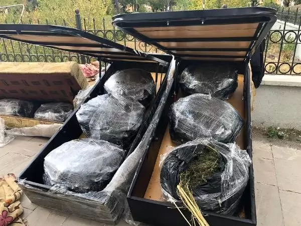 Nakliye firmasının taşıdığı baza ve kanepeden 105 kilo esrar çıktı Nakliye firmasının taşıdığı baza ve kanepeden 105 kilo esrar çıktı