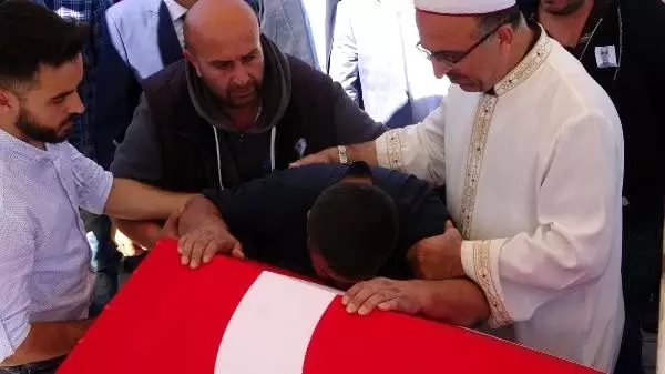Beyin kanamasından hayatını kaybeden er toprağa verildi Beyin kanamasından hayatını kaybeden er toprağa verildi