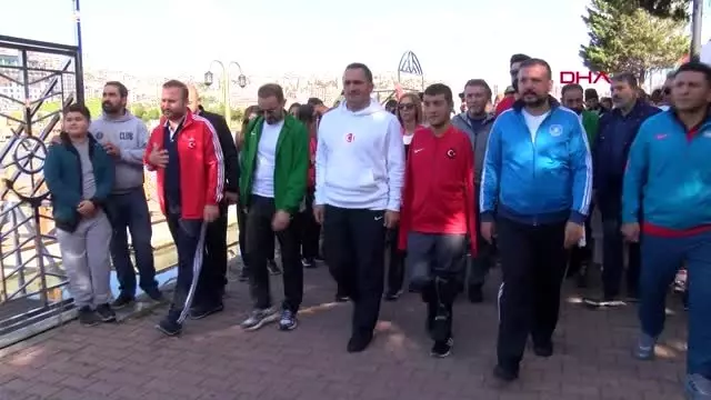 Beyoğlu belediye başkanı gençlerle haliç'te kulaç attı