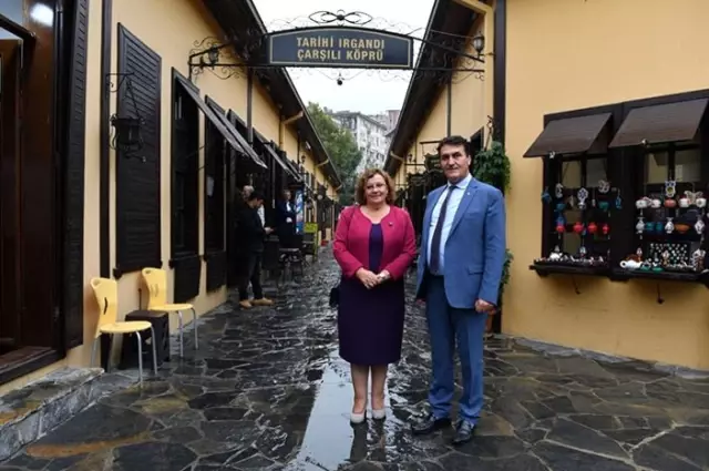 Çarşılı köprüler iki belediyeyi kardeş yaptı Çarşılı köprüler iki belediyeyi kardeş yaptı