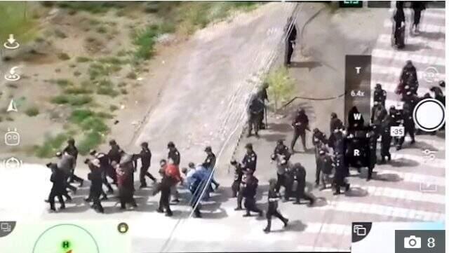 Çin polisinin, çok sayıda Müslüman mahkumu zincirlere bağlı bir şekilde eğitim kamplarına götürdüğü yeni görüntüleri ortaya çıktı