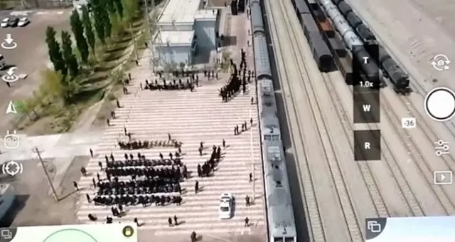 Çin polisinin, çok sayıda Müslüman mahkumu zincirlere bağlı bir şekilde eğitim kamplarına götürmesinin yeni görüntüleri ortaya çıktı