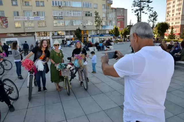 Çorum'da 'Süslü Kadınlar Bisiklet Turu' Çorum'da 'Süslü Kadınlar Bisiklet Turu'