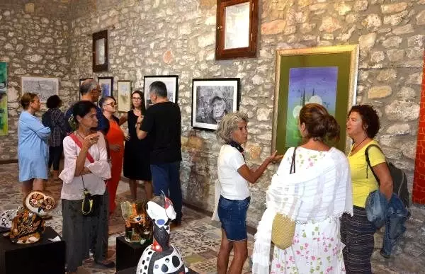 Datça'da sanatçılar, 'göç ve kimlikler' temalı sergi açtı Datça'da sanatçılar, 'göç ve kimlikler' temalı sergi açtı