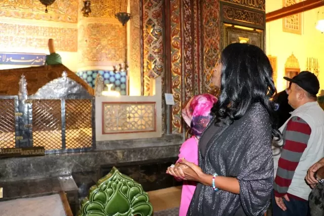 Della Miles, Mevlana Hazretlerinin Türbesini ziyaret etti Della Miles, Mevlana Hazretlerinin Türbesini ziyaret etti