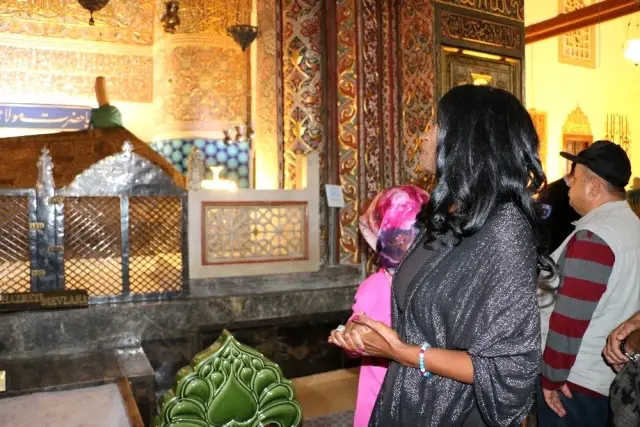 Della Miles, Mevlana Hazretlerinin Türbesini ziyaret etti Della Miles, Mevlana Hazretlerinin Türbesini ziyaret etti