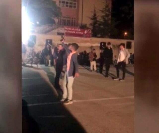 Düğünde silahla havaya ateş açan iki çocuğun görüntüleri tepkiye neden oldu