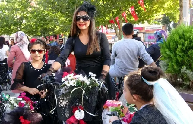 Elazığ'da süslü kadınlar bisiklet turu Elazığ'da süslü kadınlar bisiklet turu