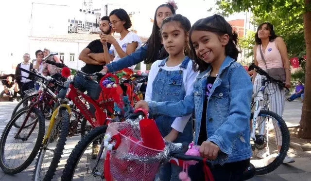 Elazığ'da süslü kadınlar bisiklet turu Elazığ'da süslü kadınlar bisiklet turu