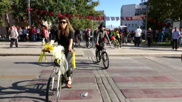 Elazığ'da süslü kadınlar bisiklet turu Elazığ'da süslü kadınlar bisiklet turu