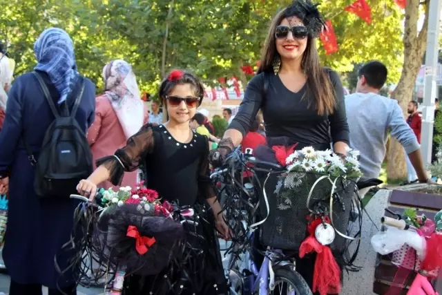 Elazığ'da süslü kadınlar bisiklet turu Elazığ'da süslü kadınlar bisiklet turu