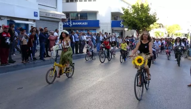 Elazığ'da süslü kadınlar bisiklet turu Elazığ'da süslü kadınlar bisiklet turu