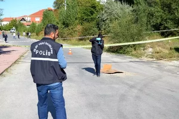 Hafriyat kamyonunun altında kalan işitme engelli öldü Hafriyat kamyonunun altında kalan işitme engelli öldü