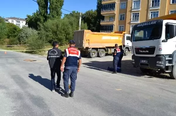 Hafriyat kamyonunun altında kalan işitme engelli öldü Hafriyat kamyonunun altında kalan işitme engelli öldü