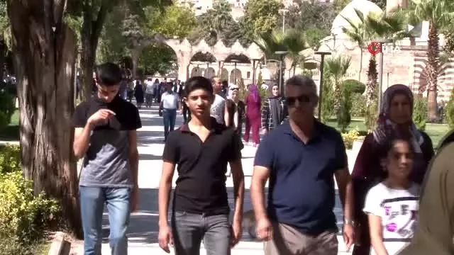 Havalar serinleyince vatandaşlar Balıklıgöl'e akın etti Havalar serinleyince vatandaşlar Balıklıgöl'e akın etti