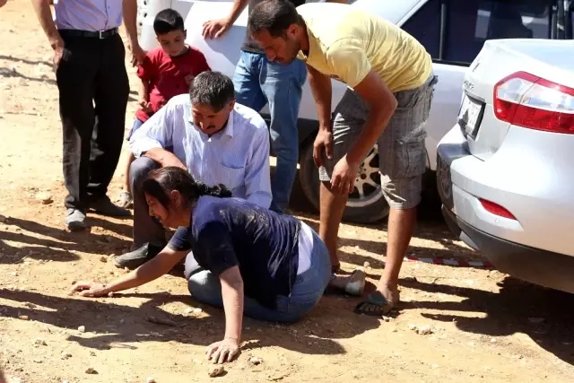 Hızını alamayan boğalar, güreşleri izleyen vatandaşların arasına daldı