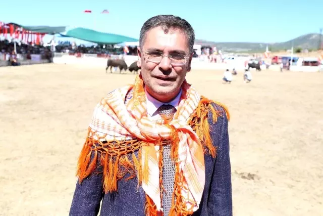 Hızını alamayan boğalar, güreşleri izleyen vatandaşların arasına daldı Hızını alamayan boğalar, güreşleri izleyen vatandaşların arasına daldı