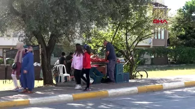 İşi çıkarsa, 'şu an yokum, ücretini sonra verebilirsiniz' yazılı not bırakıyor İşi çıkarsa, 'şu an yokum, ücretini sonra verebilirsiniz' yazılı not bırakıyor