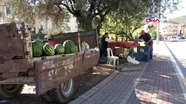 İşi çıkarsa, 'şu an yokum, ücretini sonra verebilirsiniz' yazılı not bırakıyor İşi çıkarsa, 'şu an yokum, ücretini sonra verebilirsiniz' yazılı not bırakıyor