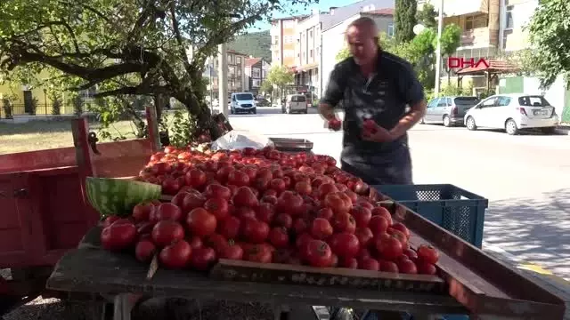 İşi çıkarsa, 'şu an yokum, ücretini sonra verebilirsiniz' yazılı not bırakıyor İşi çıkarsa, 'şu an yokum, ücretini sonra verebilirsiniz' yazılı not bırakıyor