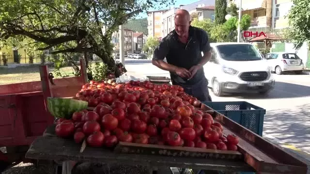 İşi çıkarsa, 'şu an yokum, ücretini sonra verebilirsiniz' yazılı not bırakıyor İşi çıkarsa, 'şu an yokum, ücretini sonra verebilirsiniz' yazılı not bırakıyor